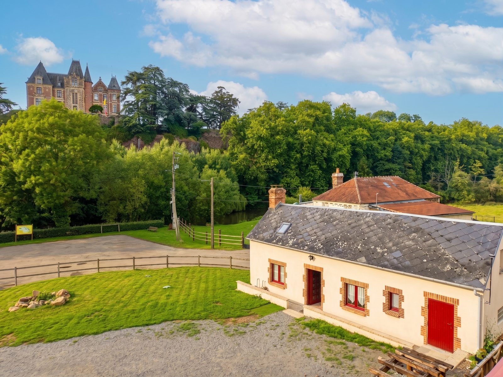 Vue sur le Château de Mesnil-Glaise depuis la salle de réception, Orne, Normandie